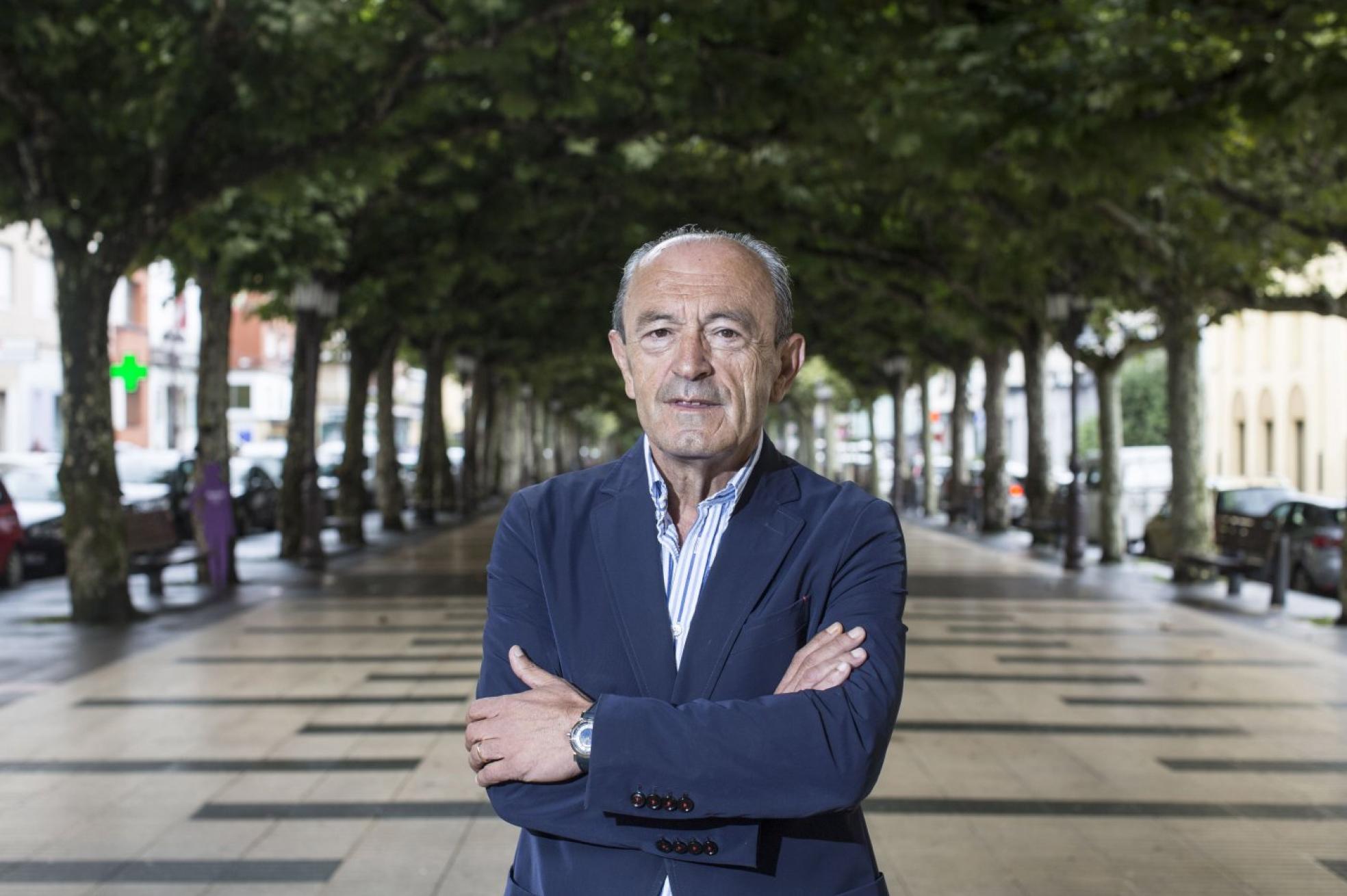 El futuro consejero de Industria, en la avenida de España de Torrelavega durante una entrevista en 2018. 