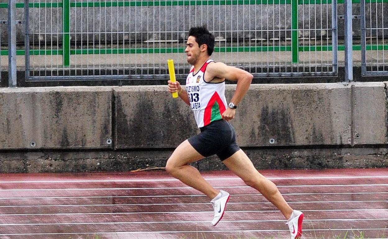 Jonatan Vaquero durante una prueba de relevos.