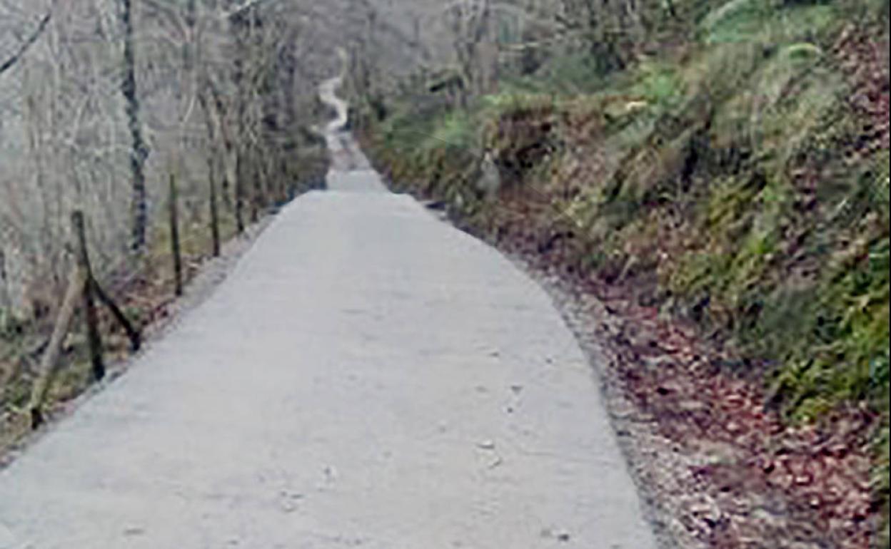 Imagen de la pista La Cotera, en el pueblo de Saja. 