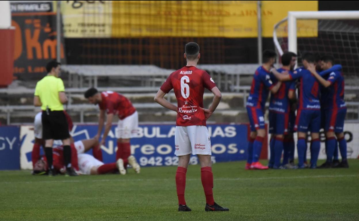 Los jugadores del Laredo se lamentan del primer gol del Amorebieta, que fue en propia puerta.