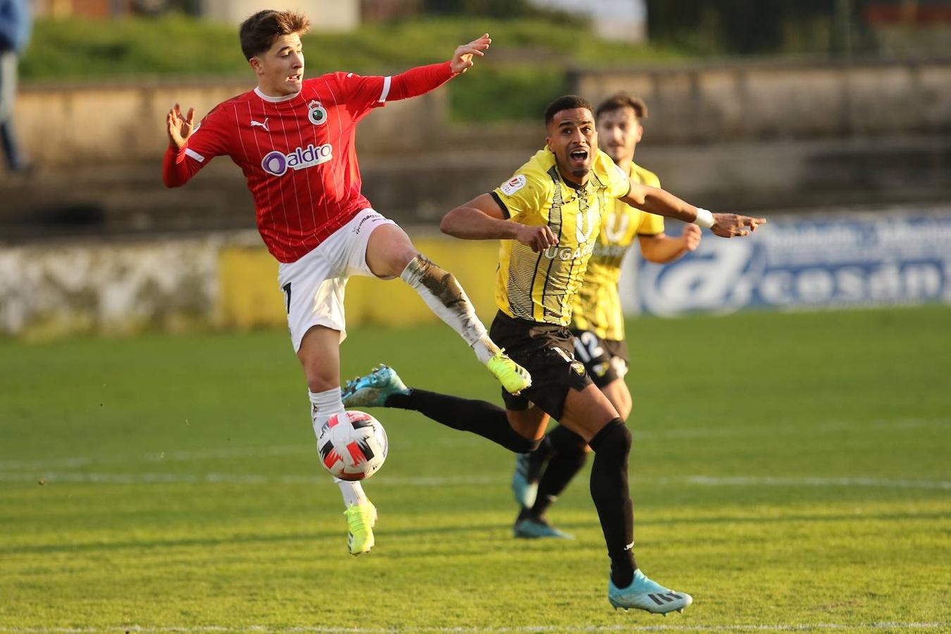 El Racing se impone en La Florida al Portugalete (0-1) gracias al gol de Bustos desde el punto de penalti