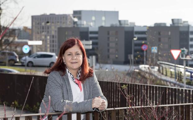 Celia Gómez, en las inmediaciones de la Gerencia del Servicio Cántabro de Salud, con el Hospital Valdecilla de fondo.