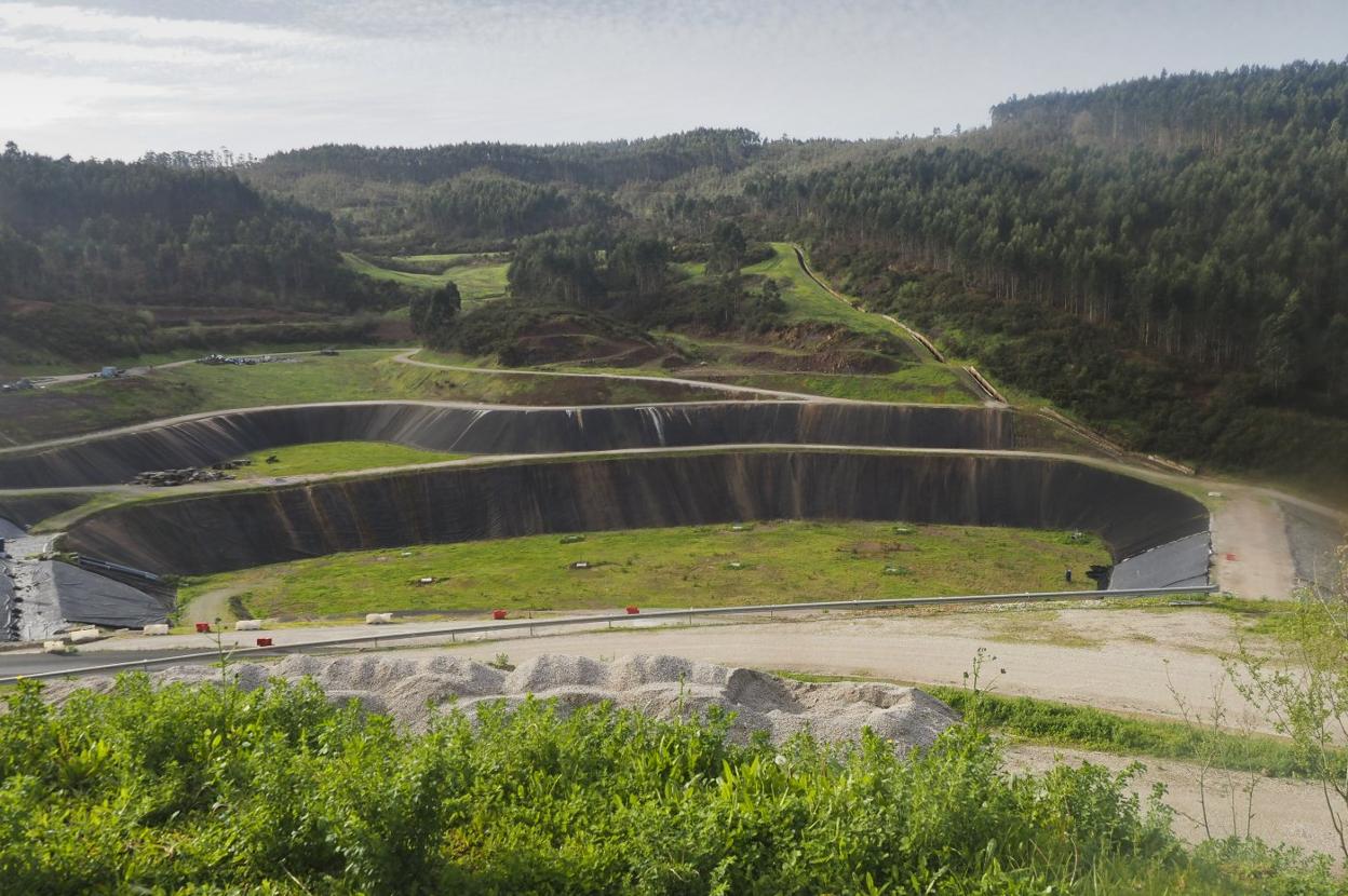 Vertedero de Monte Carceña, entre los municipios de Piélagos y Castañeda, que desde 2013 acoge los residuos industriales de Cantabria.