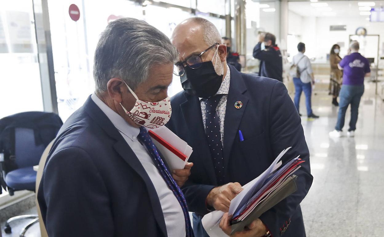 El consejero de Sanidad, Miguel Rodríguez, habla con Miguel Ángel Revilla en la sede del Gobierno regional, en Peña Herbosa.