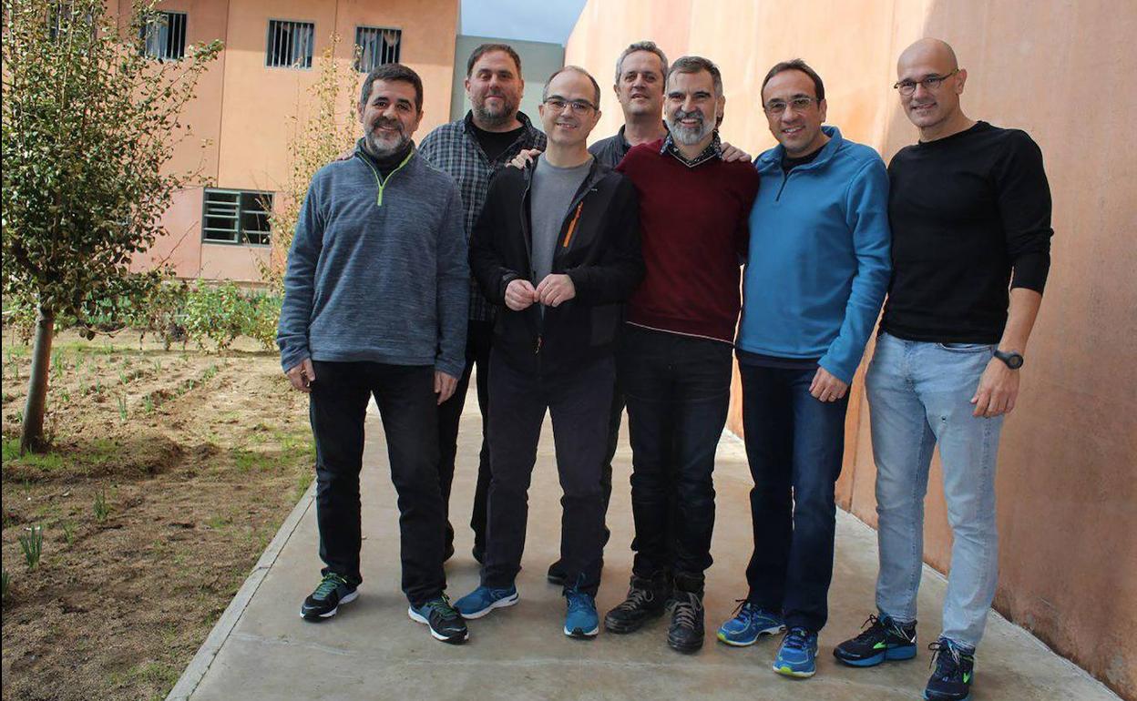 Los líderes independentistas presos por el 1-O tras su acercamiento a una cárcel catalana. 