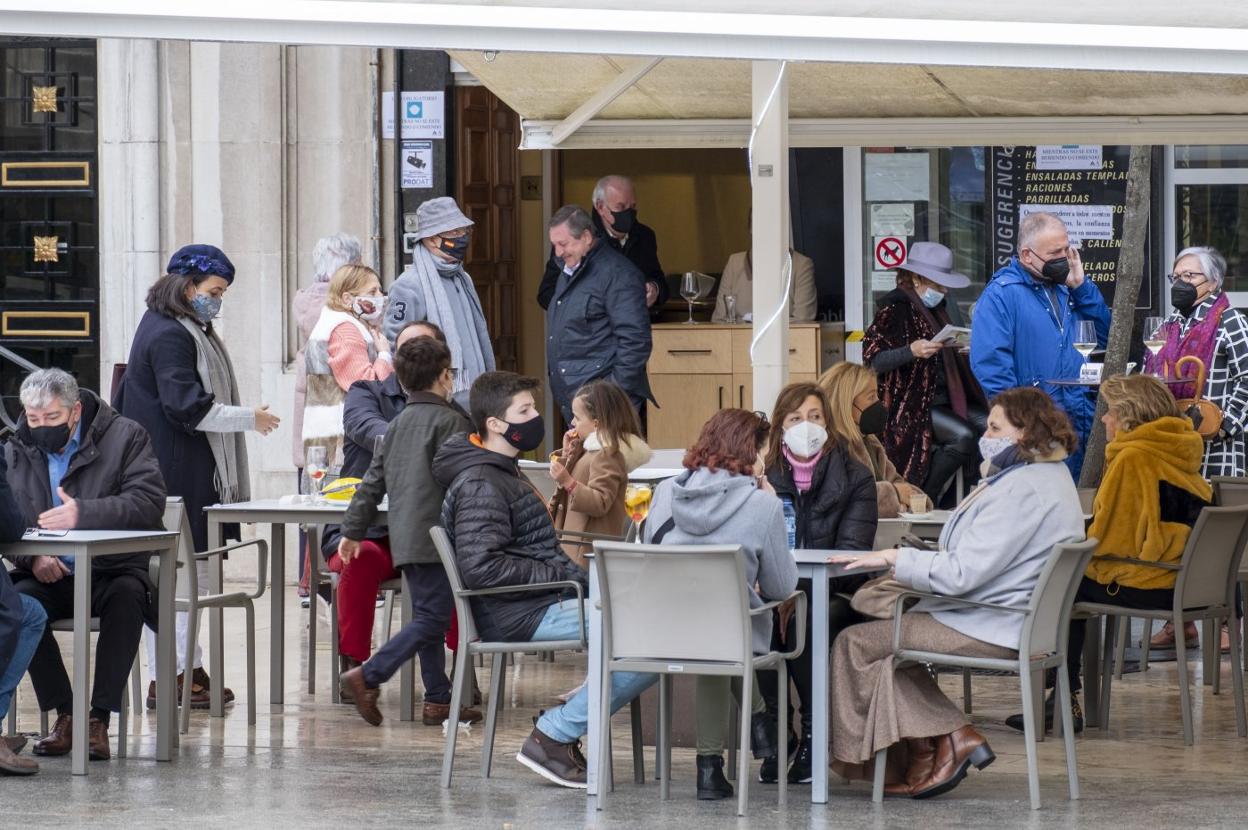 Ayer, las terrazas de los bares de Santander cubiertas por sombrillas estaban llenas a mediodía a pesar del tiempo. 