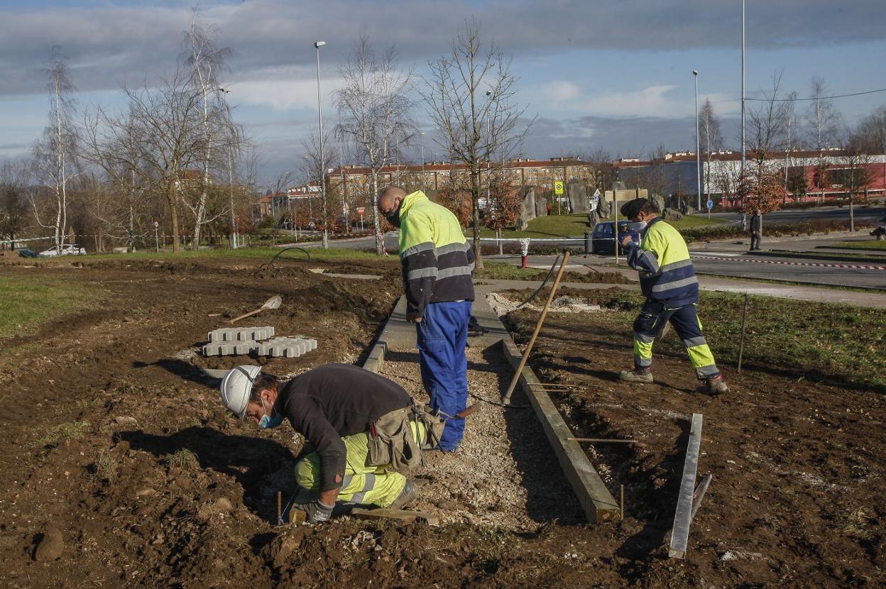 Operarios trabajan en la construcción del primer parque canino de la ciudad en la zona del campus universitario. 