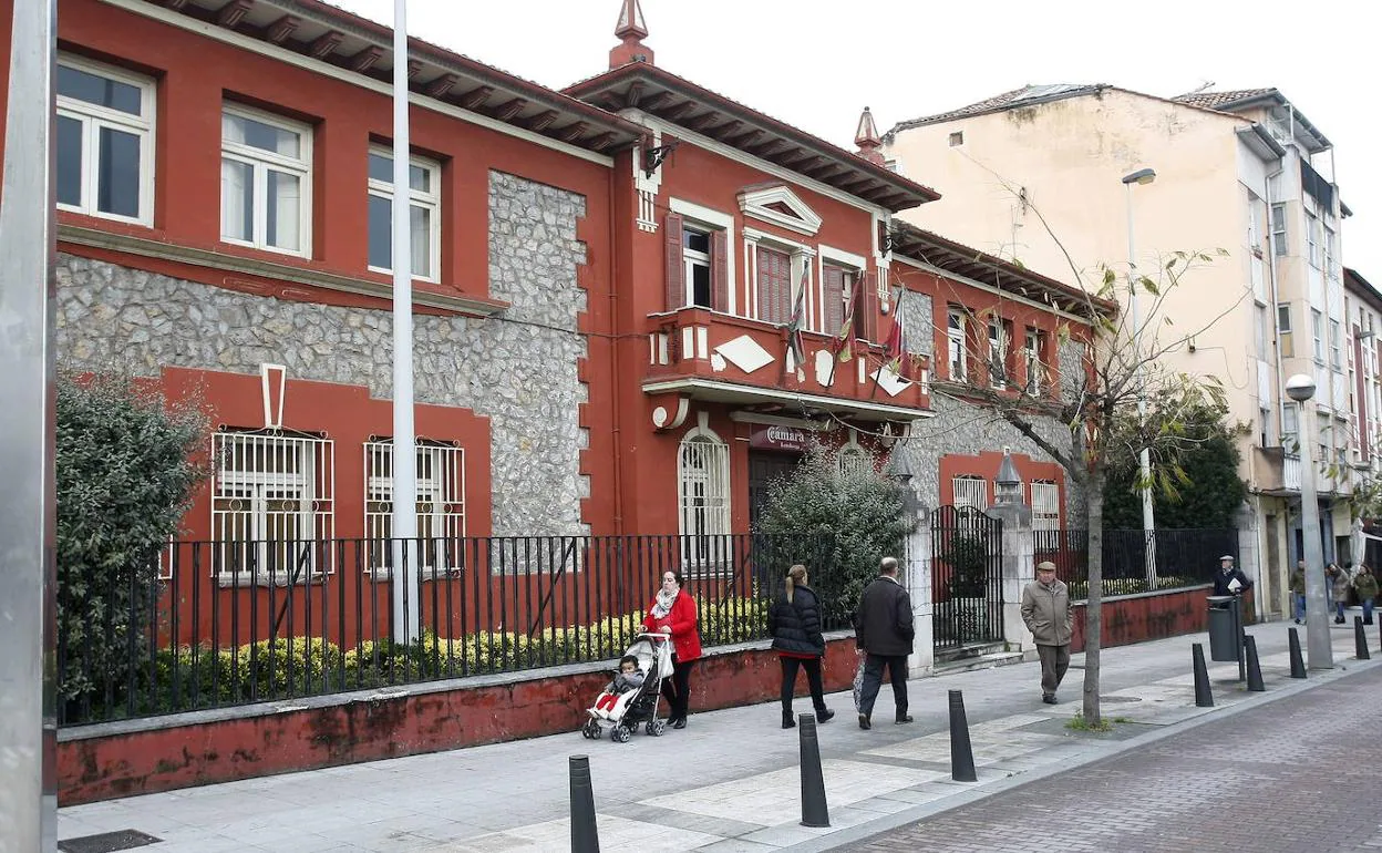 El Ayuntamiento de Torrelavega firma la compra del edificio de La Llama a la Cámara de Comercio