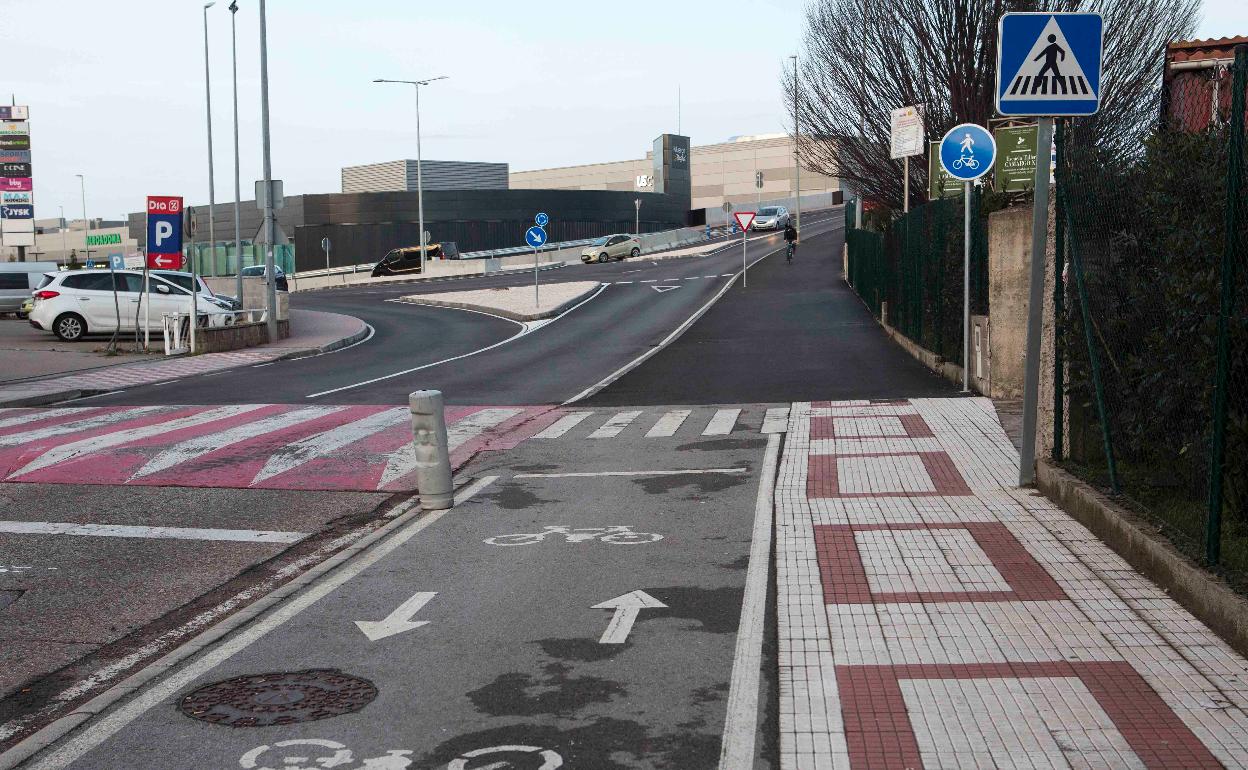 Una imagen del carril bici del puente de acceso a Camargo por Cros, la zona donde ya se desarrollan las obras.