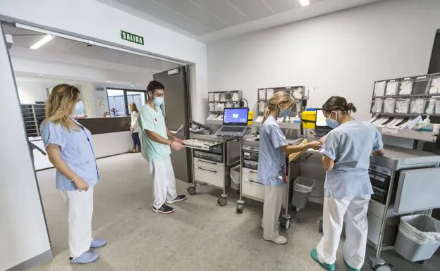 Cantabria, en máxima alerta sanitaria, suma más ingresos en los hospitales y en la UCI
