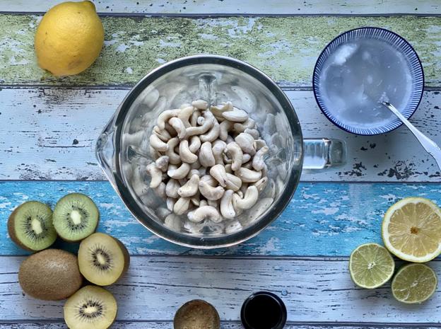 Batir los anacardos con el aceite de coco, el zumo de limón y el resto de los ingredientes.