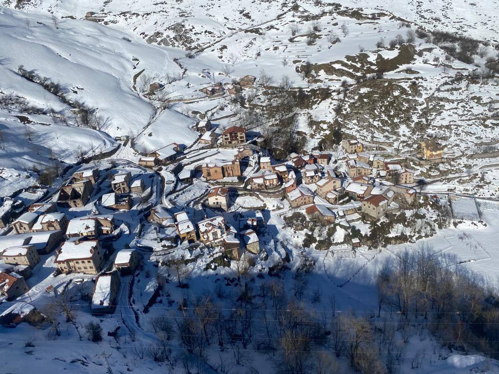 Un enorme alud ha caído sobre la carretera de Tresviso y el helicóptero del 112 ha tenido que acudir para evacuar a un vecino con fractura de tobillo.