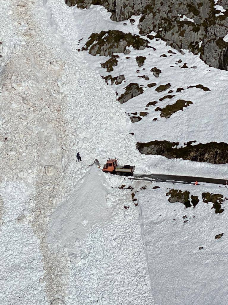 Un enorme alud ha caído sobre la carretera de Tresviso y el helicóptero del 112 ha tenido que acudir para evacuar a un vecino con fractura de tobillo.