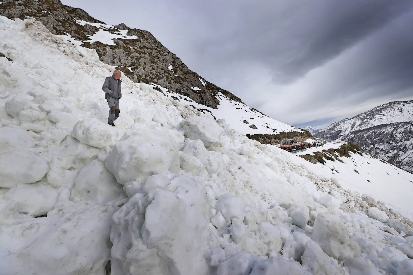 Un gran alud de nieve ha sepultado la carretera de acceso a Tresviso, dejando por ahora incomunicado, por carretera, el acceso a este pequeño municipio de Liébana, de 59 habitantes. En estos momentos, una empresa externa, por encargo del Ayuntamiento, está trabajando en despejar la carretera