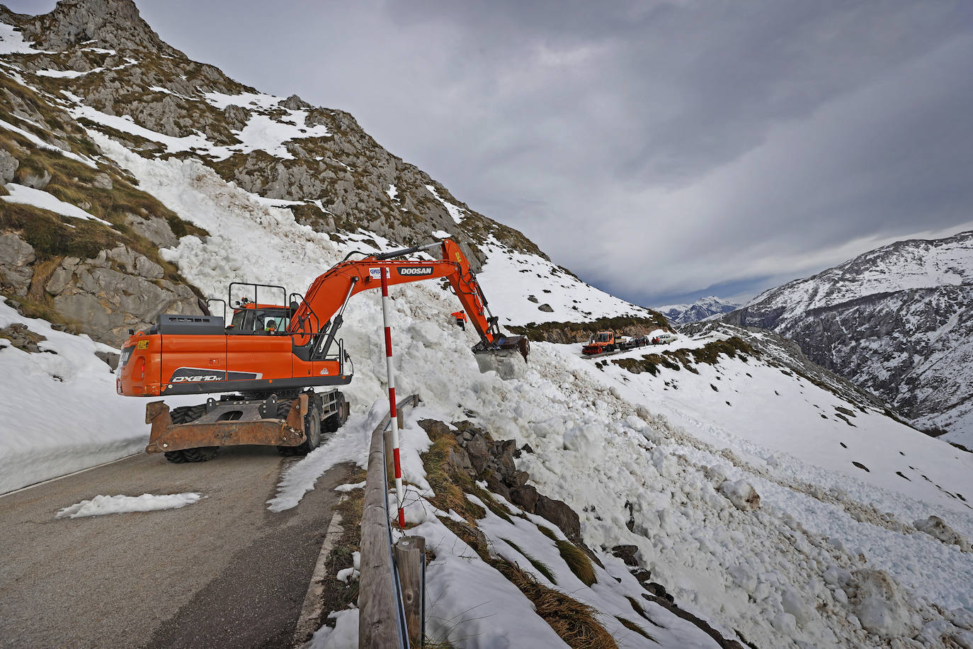 Un gran alud de nieve ha sepultado la carretera de acceso a Tresviso, dejando por ahora incomunicado, por carretera, el acceso a este pequeño municipio de Liébana, de 59 habitantes. En estos momentos, una empresa externa, por encargo del Ayuntamiento, está trabajando en despejar la carretera