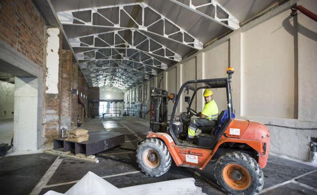 Imagen de los trabajos durante el pasado año en el interior de las Naves de Gamazo. En primavera estarán listas para albergar la Colección Enaire.