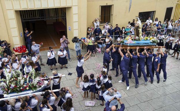 La evolución de la pandemia dictaminará si se celebrarán este año procesiones, como la de la foto en el barrio Pesquero en honor a la virgen del Carmen. 