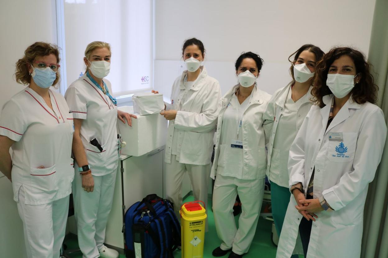 Personal sanitario de Santa Clotilde y del Servicio Cántabro de Salud, este lunes, unidas en el inicio de la vacunación del hospital privado. 