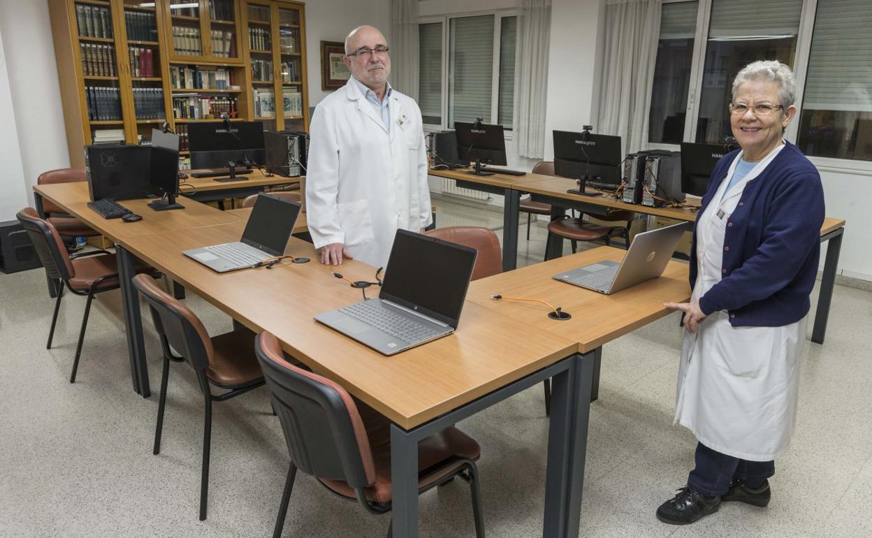 Jesús Castanedo, junto a sor Clara Gallego, en la sala de informática de la Cocina Económica. 