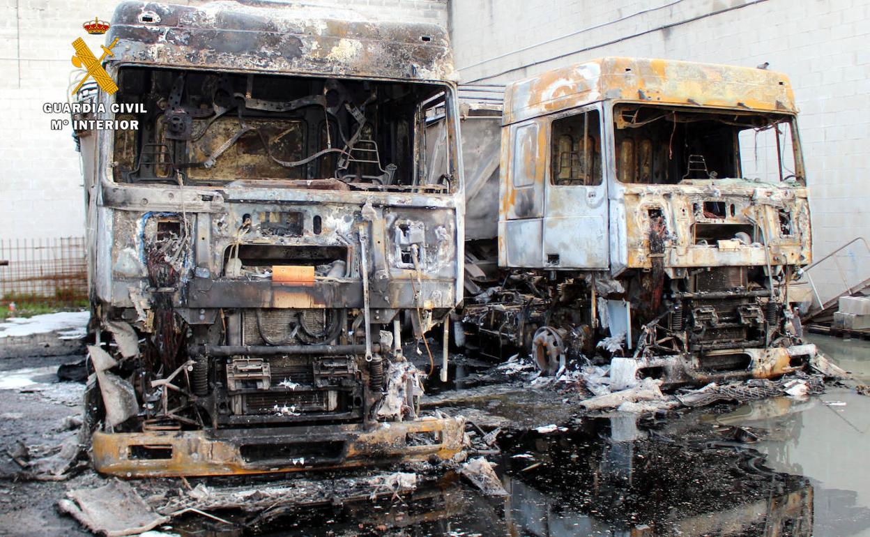 La Guardia Civil detiene a los presuntos autores de la quema de camiones en una empresa de Raos