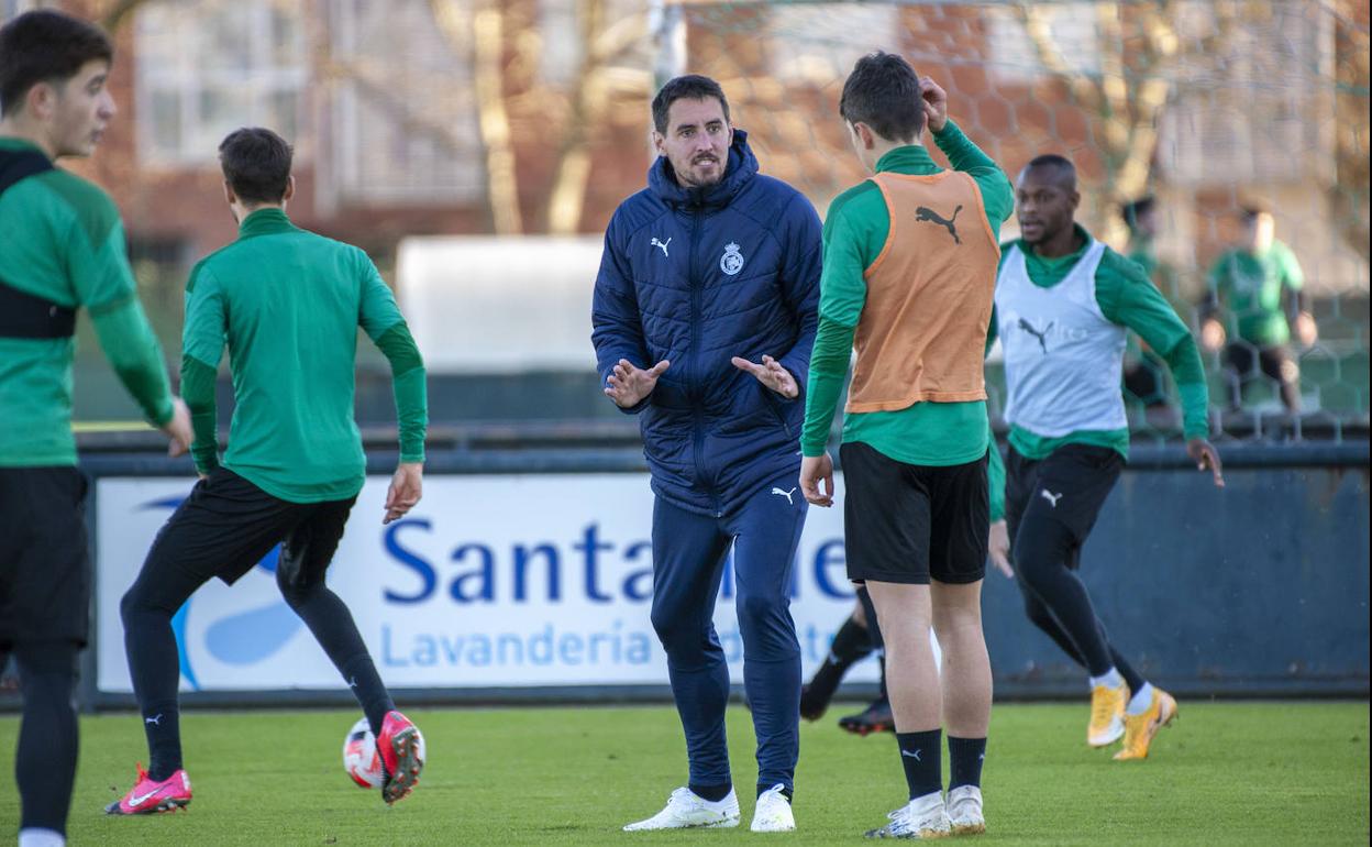 Solabarrieta da instrucciones a Íñigo Sainz-Maza en la sesión de este martes