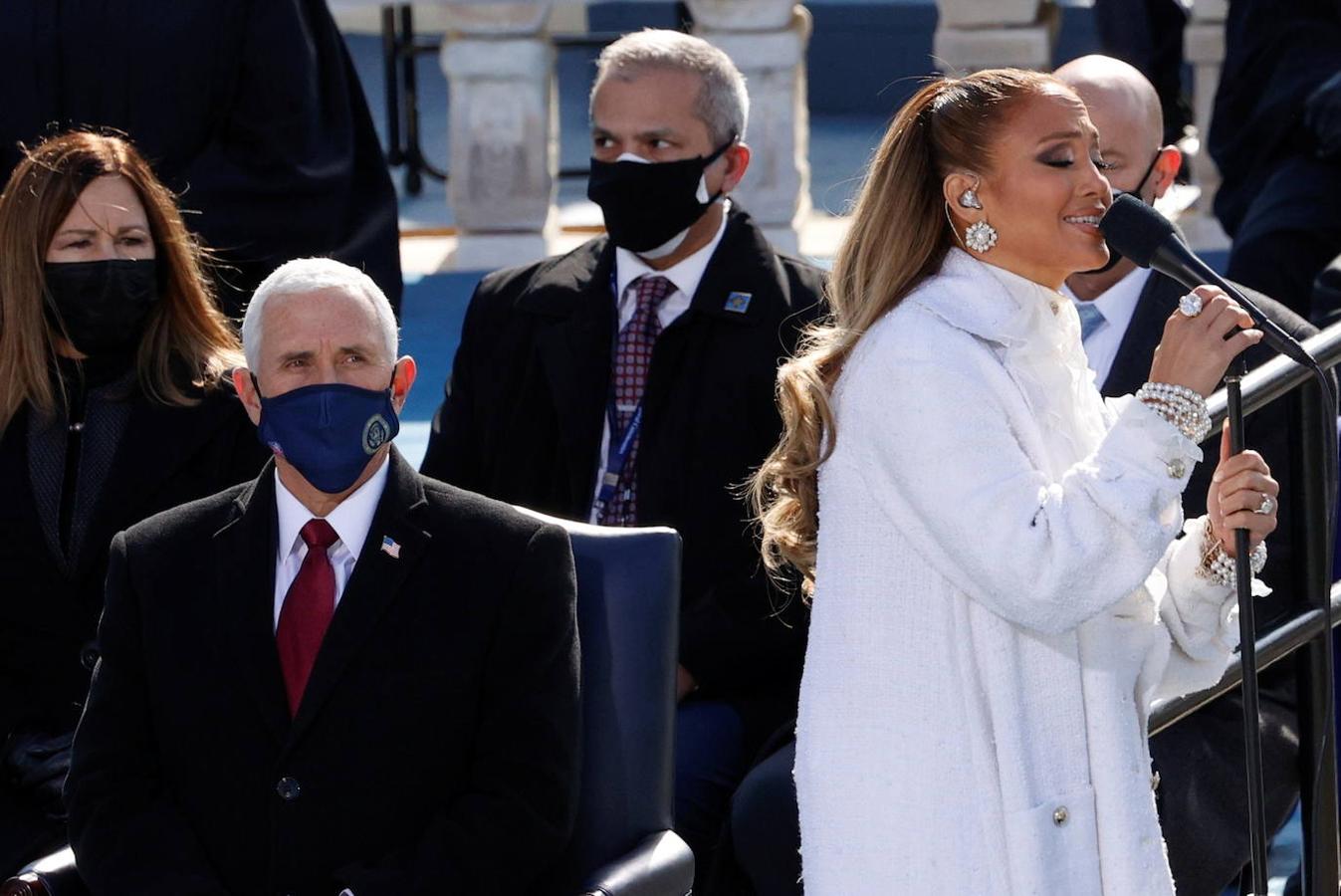 Jennifer Lopez se presenta durante la toma de posesión de Joe Biden, al fondo, el exvicepresidente Mike Pence.