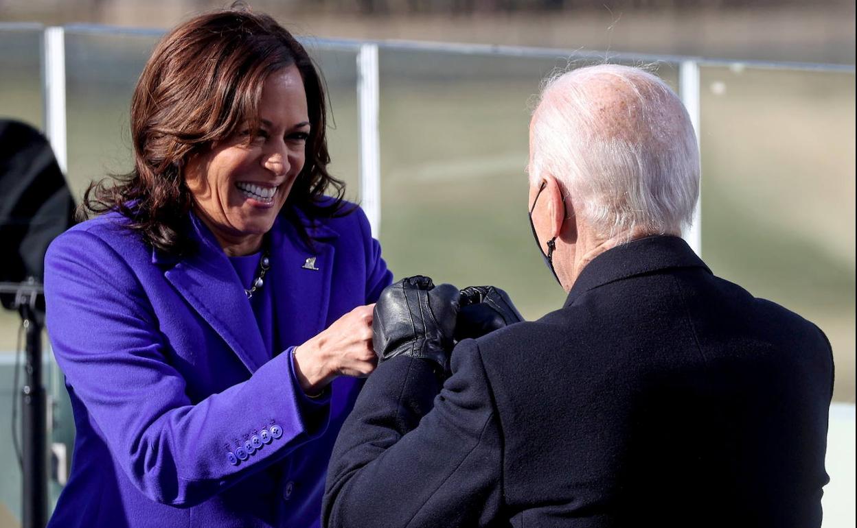 Kamala Harris choca puños con Joe Biden tras ser investida como vicepresidenta del país. 