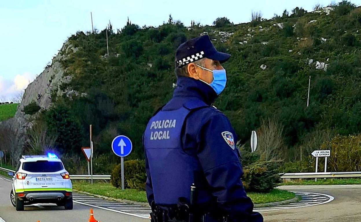 Un agente realiza un control de carretera en Comillas. 