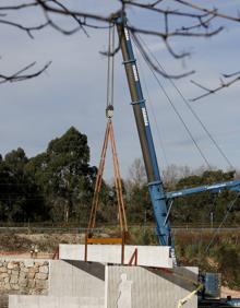 Imagen secundaria 2 - Las obras de la pasarela sobre el río Saja-Besaya concluirán en un plazo de dos meses