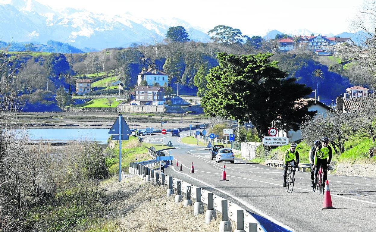 La nueva senda discurre por una zona que permite disfrutar del paisaje de la ría de San Viente. 