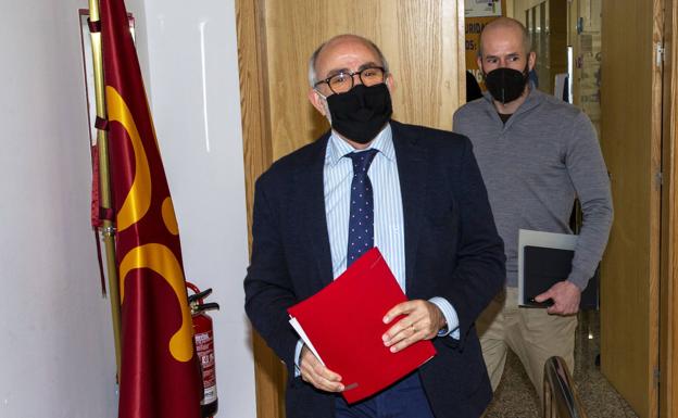 El consejero de Sanidad, Miguel Rodríguez, y el director general de Salud Pública, Reinhard Wallmann, esta mañana antes de ofrecer la rueda de prensa. 