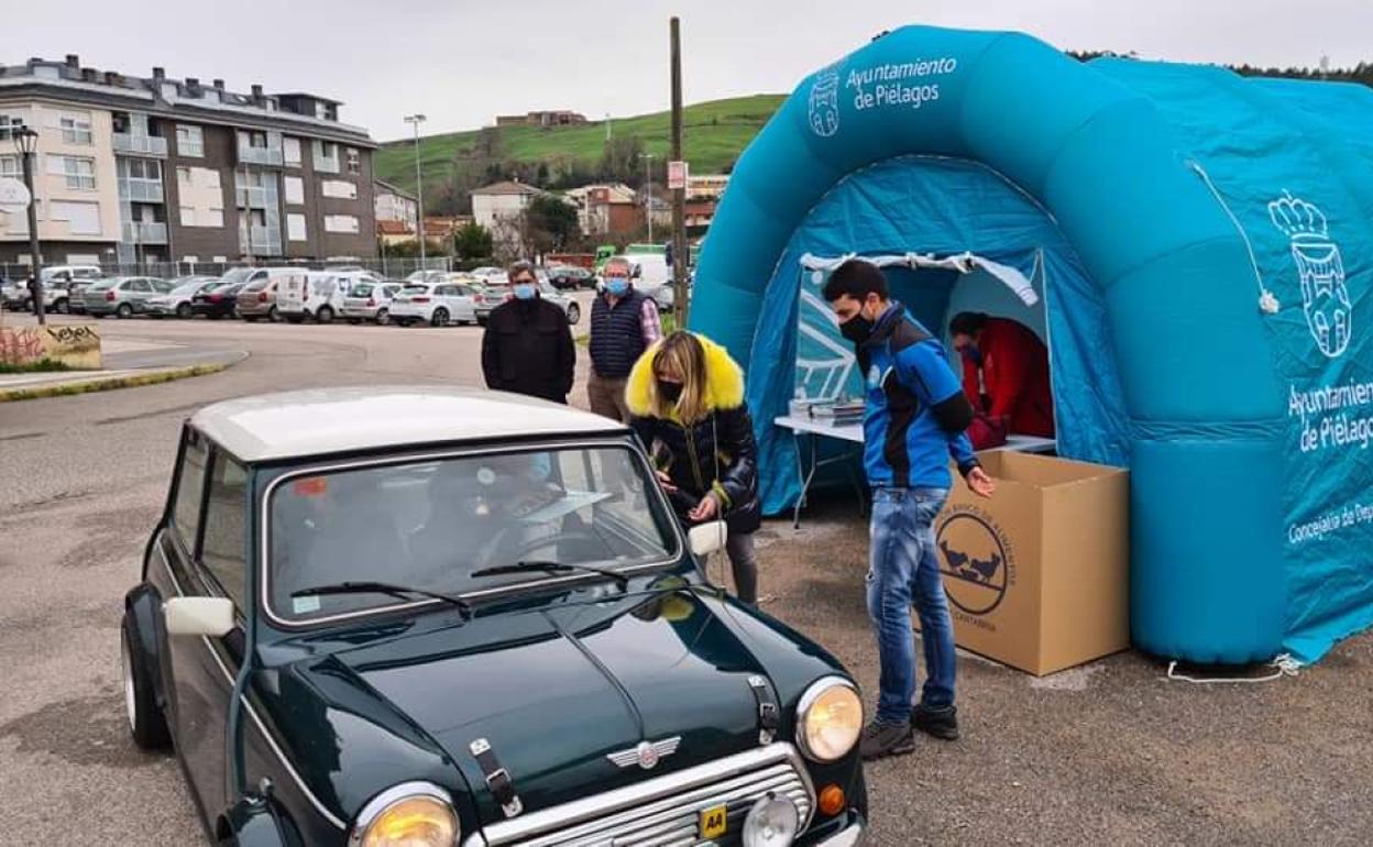 El evento, en el que participaron algunos de los modelos clásicos del motor, contó con tres puntos de recogida de alimentos. 