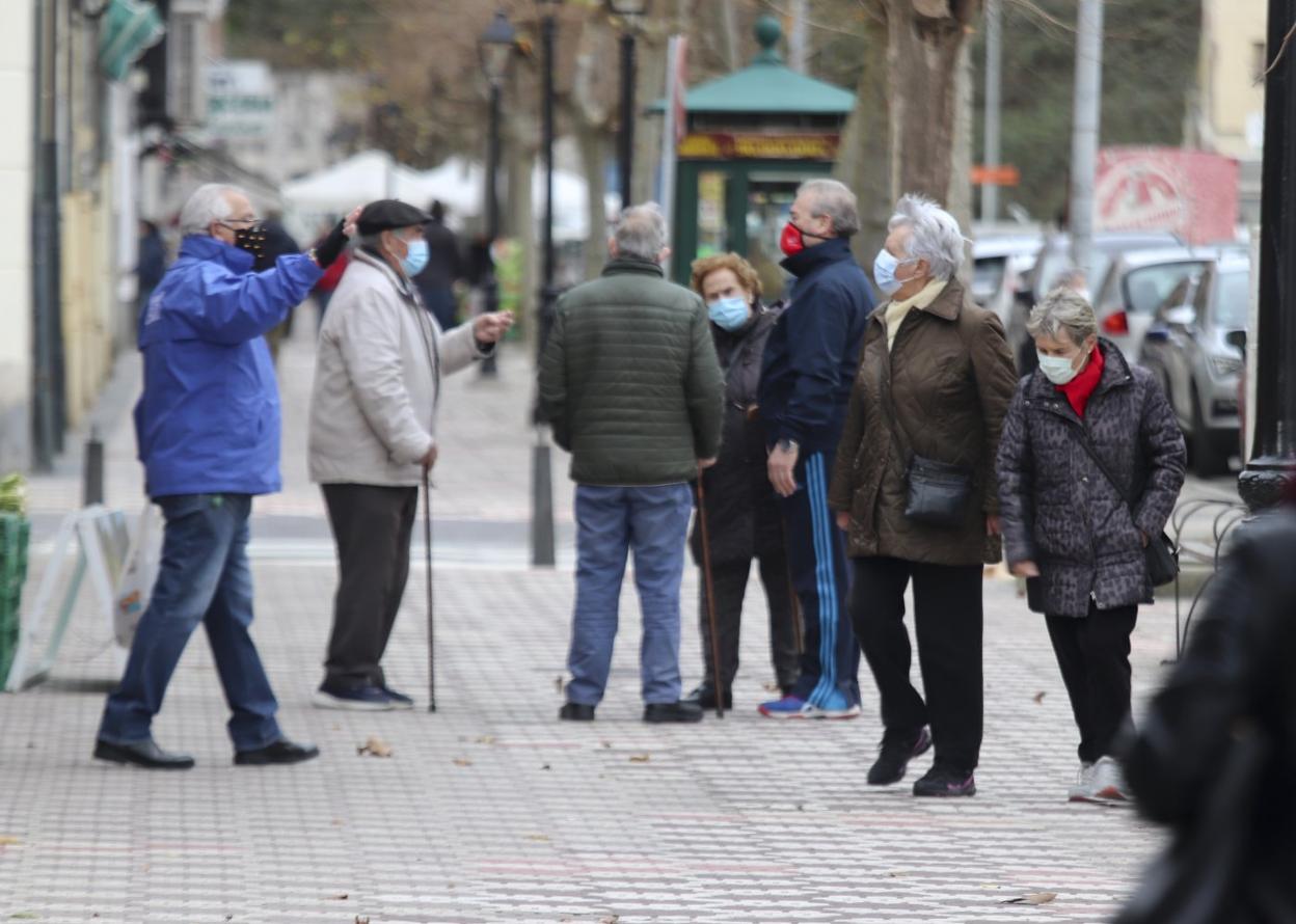 Varios vecinos conversan junto al Mercado de Abastos. 