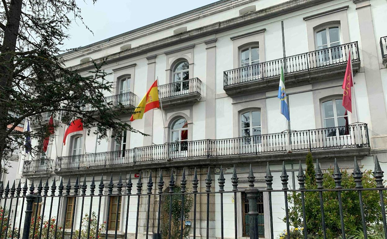 Fachada principal del Ayuntamiento de Laredo. 