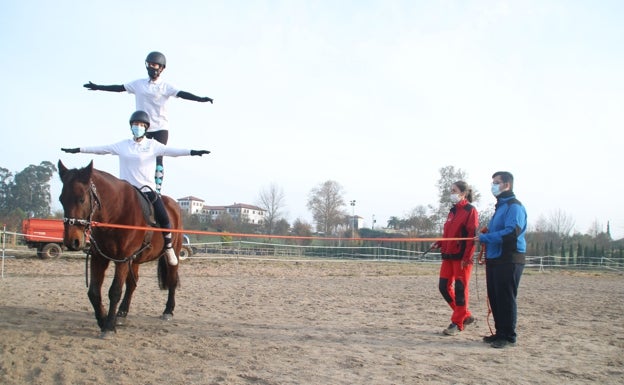 Dos alumnas de primero, que prácticamente no habían tenido contacto previo con caballos, hacen equilibrios 