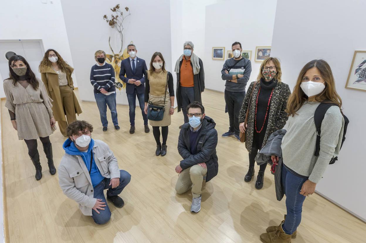 Propuestas que unen. La inauguración de la exposición 'Al aire. Una flecha que silva en el oído' se inauguró ayer en el espacio Los Arenales con la presencia del vicepresidente Cántabro, Pablo Zuloaga, Gema Agudo, directora de Acción Cultura, Emma Meruelo y Wendy Navarro, comisarias de la muestra, y varios de los artistas cuyas 30 obras conforman la propuesta expositiva. La muestra es el colofón final al proyecto 'Al Aire. Artes y acciones en Cantabria' de apoyo a los creadores de artes visuales en la región.. 
