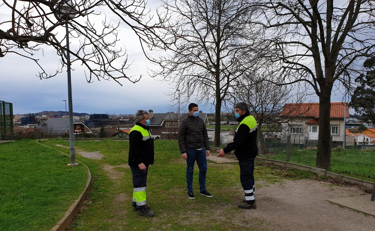 El alcalde pedáneo de Guarnizo, Alejandro Hoz, junto a los empleados de la Junta Vecinal.