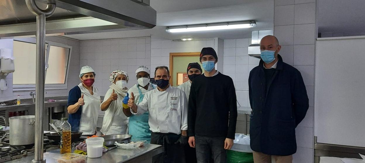 Equipo de fogones de la Cocina Económica de Santander, con el chef 'Chili' García Cuadrado -en el centro- y el alcalde, Óscar Villegas, a la derecha. 