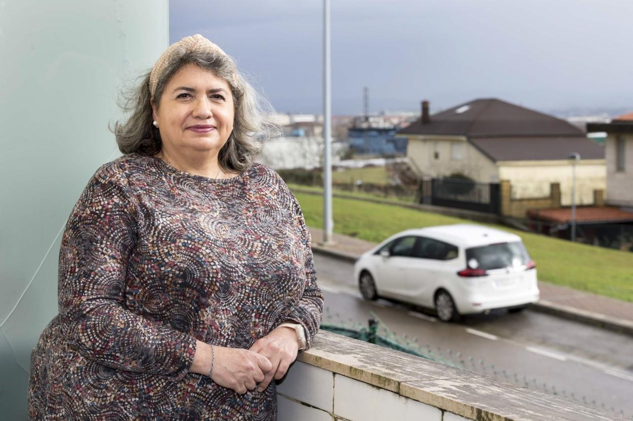 Carmen Álvarez Domínguez, en una imagen de este viernes en el balcón de su domicilio, en Santander.