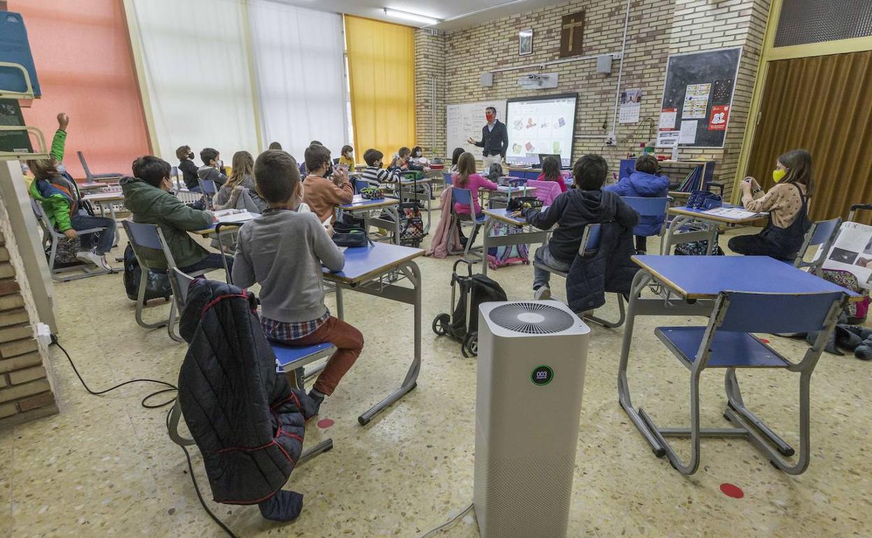 Aula del Colegio San Agustín, en Santander, en la que se han instalado aparatos de filtrado del aire