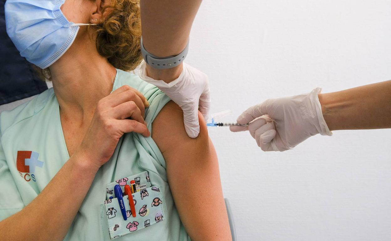 Cs pide información sobre los protocolos a seguir ante un posible retraso del suministro de las vacunas