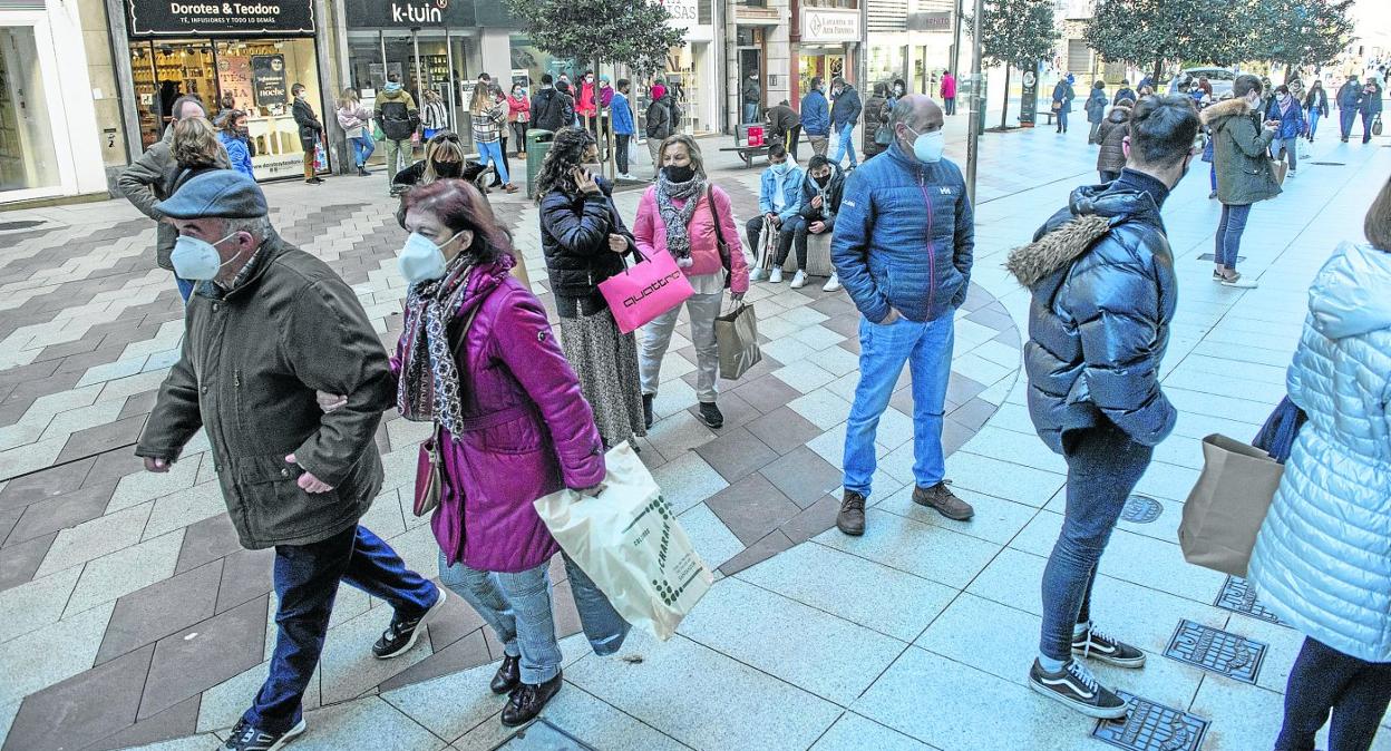 Clientes en la calle Juan de Herrera, una de las vías comerciales del centro de Santander, durante la campaña de rebajas de este enero. 