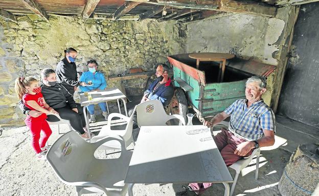 La propietaria del bar ha improvisado una terraza en el portal de una vivienda abandonada. 