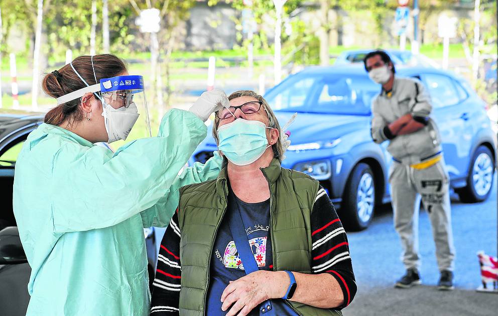 Prueba PCR en el coroauto de Santander, ubicado en el entorno del Palacio de Deportes. 