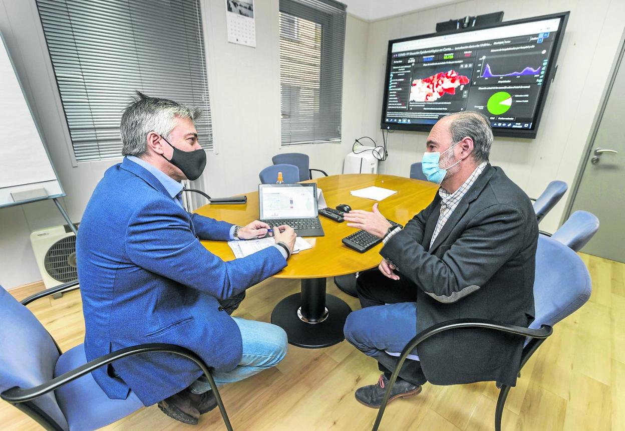 Santiago García, director general de Transformación Digital, conversa con Germán Romero, jefe de servicio de Planificación Sanitaria. roberto ruiz