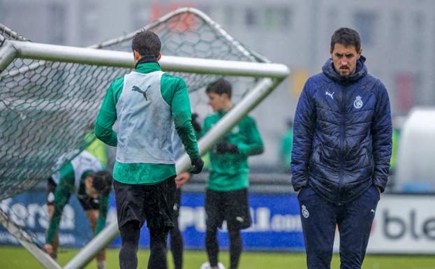 Solabarrieta, con gesto contrariado, en el entrenamiento de esta mañana.