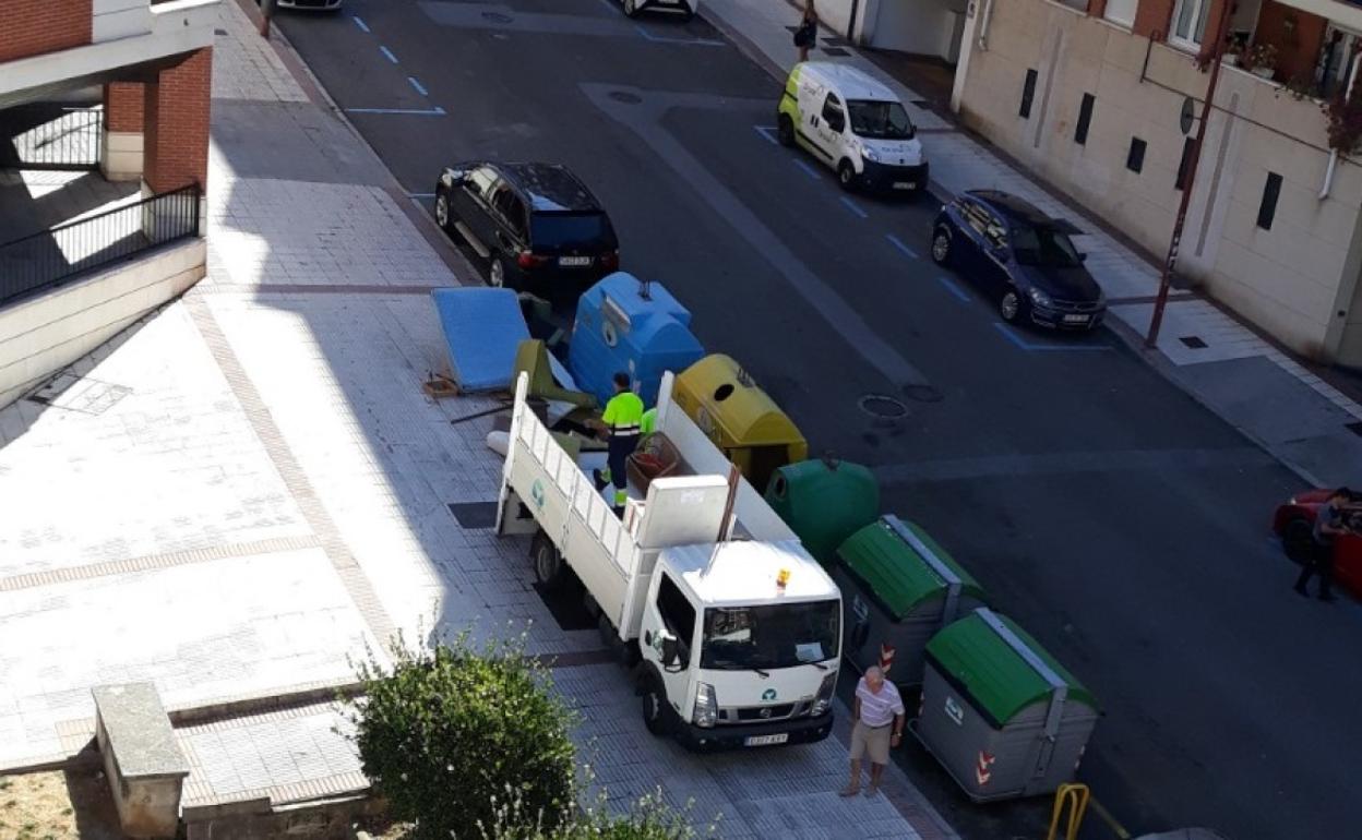 Operarios durante la recogida de residuos voluminosos en Castro.