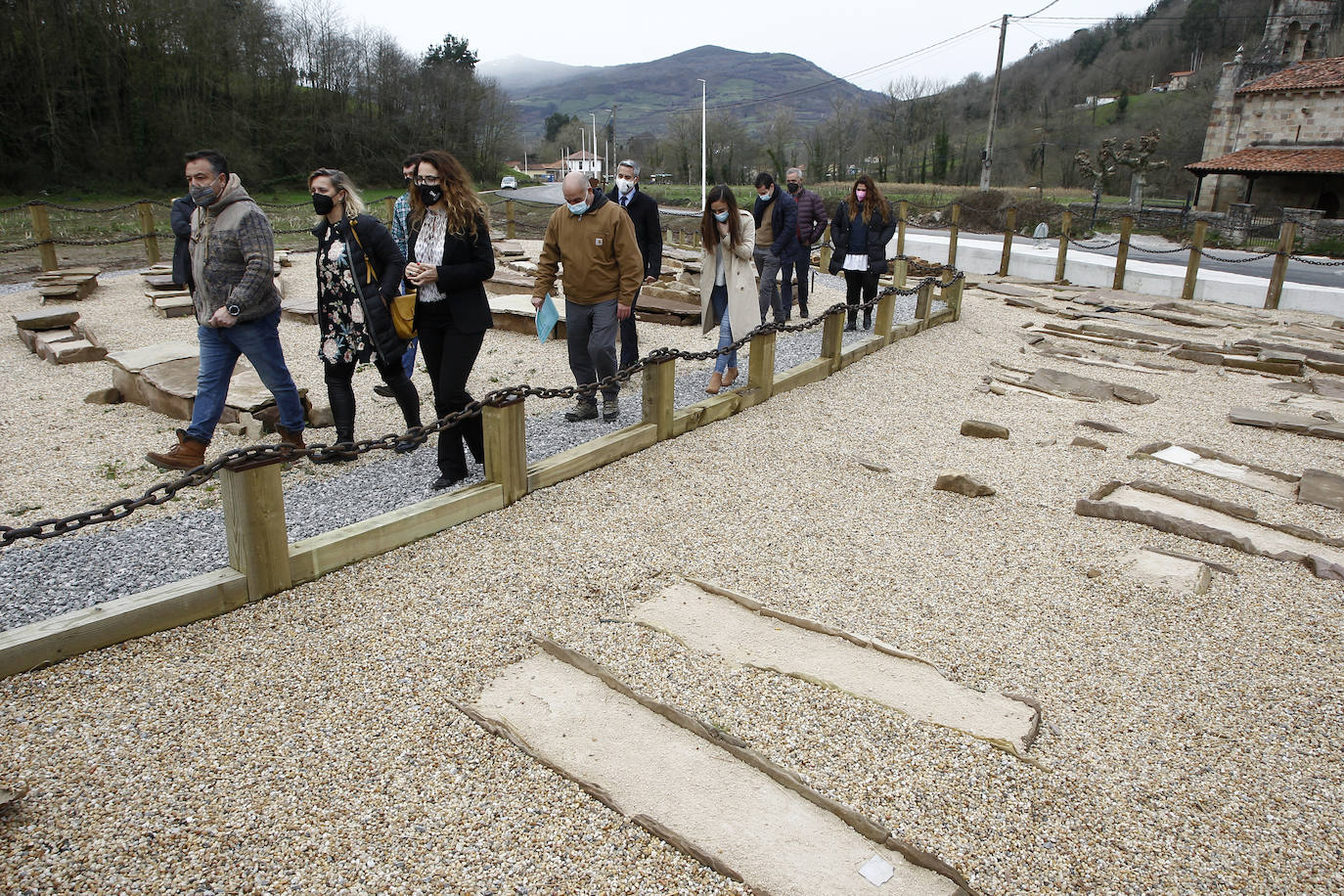 Se levanta sobre un cementerio cristiano con más de mil años de historia, datado entre el año 799 y el 971 después de Cristo