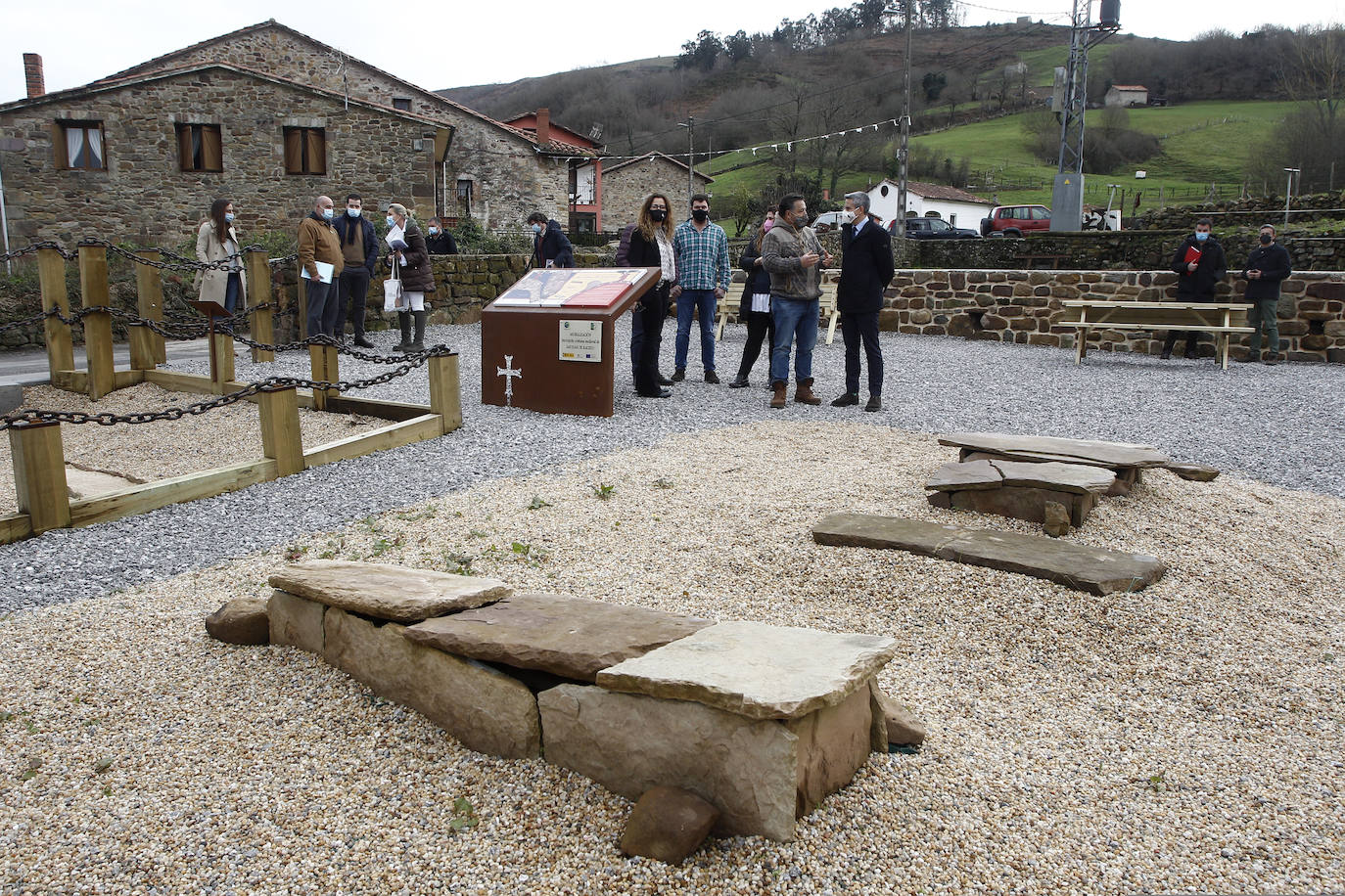 Se levanta sobre un cementerio cristiano con más de mil años de historia, datado entre el año 799 y el 971 después de Cristo