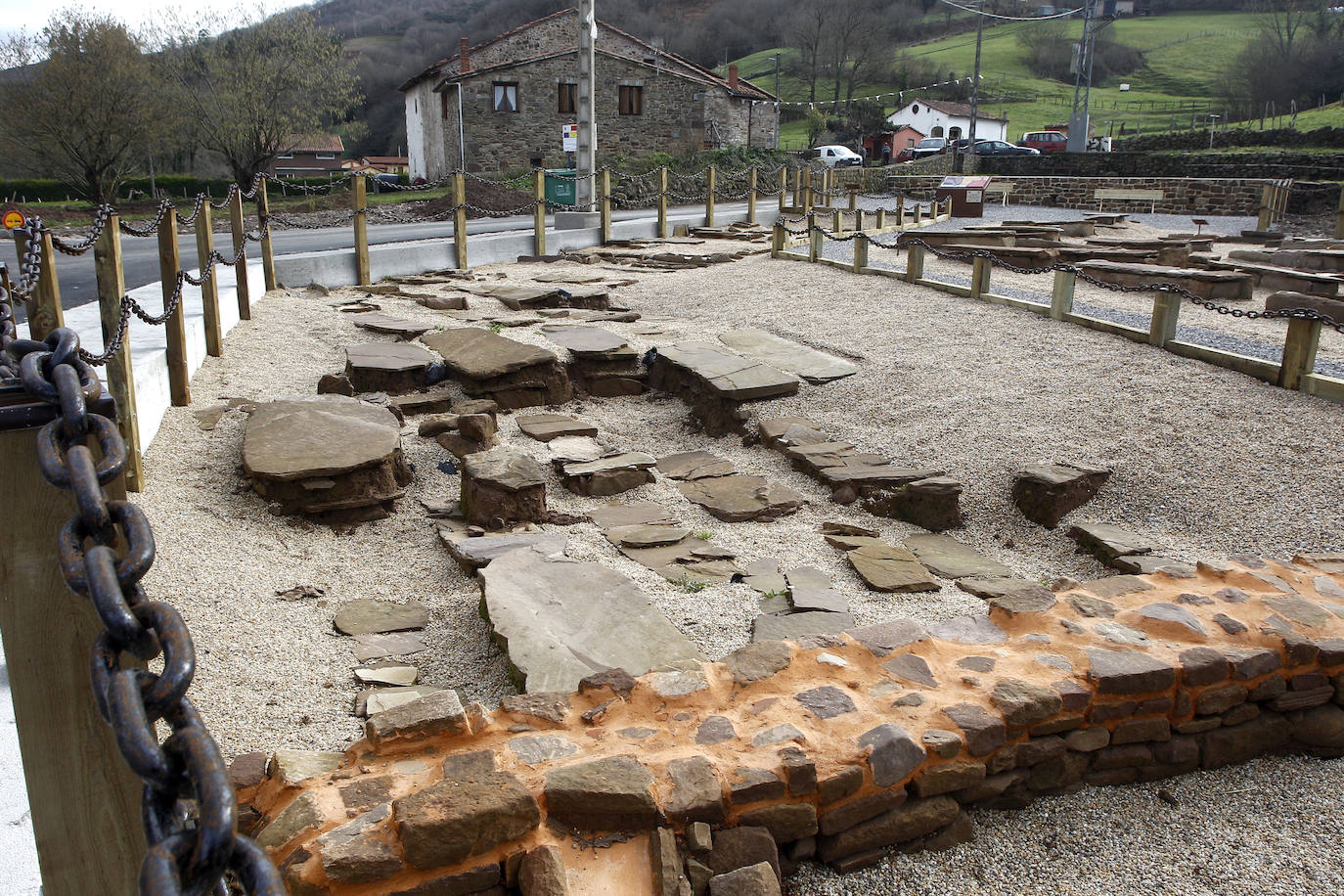 Se levanta sobre un cementerio cristiano con más de mil años de historia, datado entre el año 799 y el 971 después de Cristo